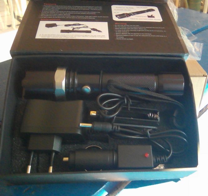 HAND HELD RECHARGEABLE TACTICAL SWAT FLASHLIGHT LIG 017